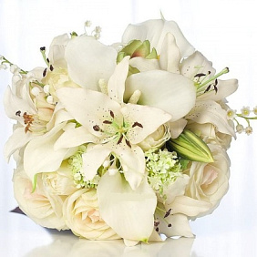 Букет невесты из лилий и белых роз