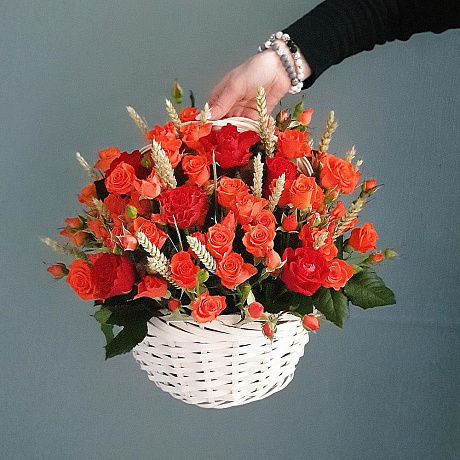 Яркая оранжевая корзина с розами - Фото 4