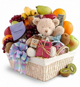 Подарочная корзина с фруктами, сладостями и игрушкой