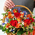 Яркая летняя корзиночка с розами и альстромерией - Фото 3
