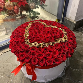 Сердце из роз в шляпной коробке (151шт