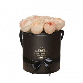 11 персиковых пионовидных роз Премиум в черной шляпной коробке