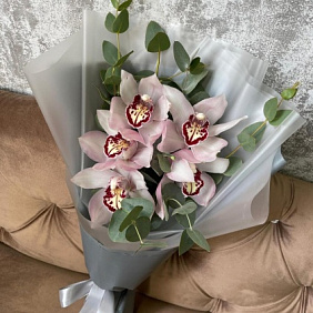 Букет из 5 орхидей и эвкалипта