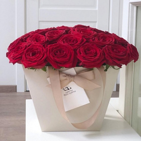 Цветочная сумка с красными розами