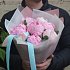 7 розовых пионов с эвкалиптом - Фото 3