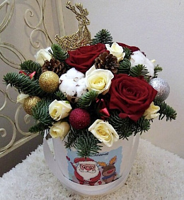 Композиция цветов Рождественская звезда в маленькой коробке