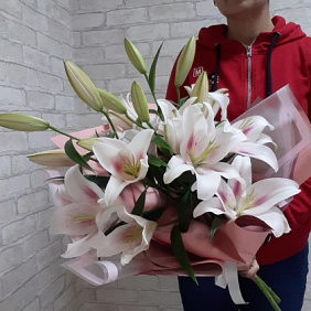 Букет цветов "Нежные лилии"