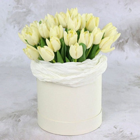 35 белых тюльпанов в белой шляпной коробке №111