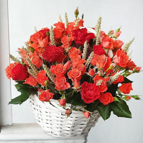 Яркая оранжевая корзина с розами - Фото 2