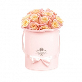 15 персиково-розовых роз в маленькой розовой шляпной коробке №575