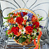 Яркая летняя корзиночка с розами и альстромерией - Фото 4