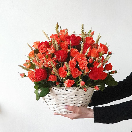 Яркая оранжевая корзина с розами - Фото 3