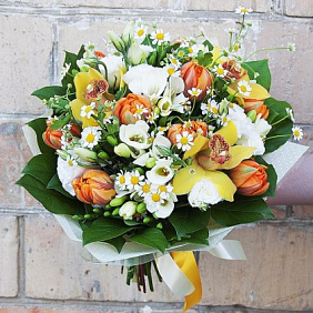 Букет цветов "Бриошь" из орхидеи, лизиантуса, фрезии, тюльпана и ромашки