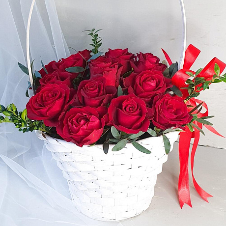 Корзина с красными розами и лентой - Фото 5