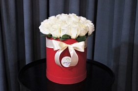 Белые кустовые розы в красной шляпной коробке №696
