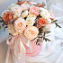 Цветочная композиция из роз в шляпной коробке с лентами - Фото 4