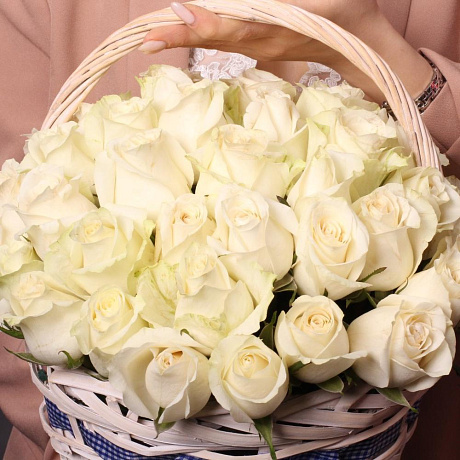 51 белая роза в плетёной корзинке - Фото 2