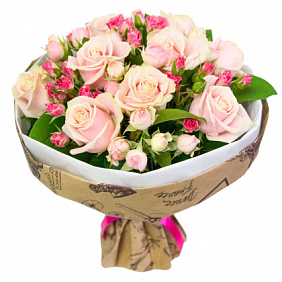 Букет из розовых роз и декоративной зелени