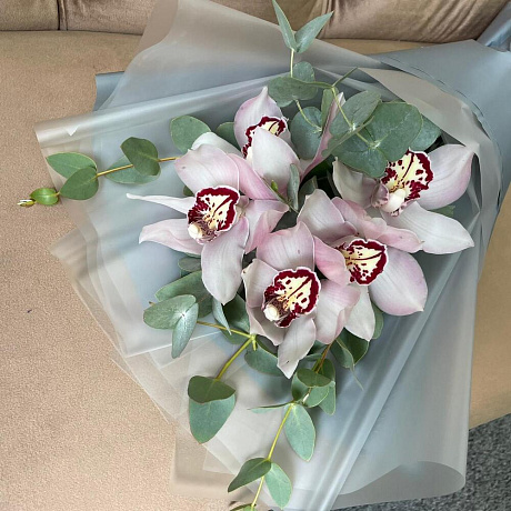 Букет из 5 орхидей и эвкалипта - Фото 5