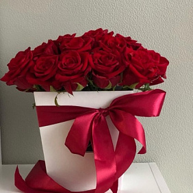Цветы в коробке Love story 25 красных роз