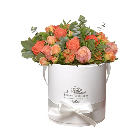Яркая осень букет в белой коробке из кустовых роз №561 - Фото 1