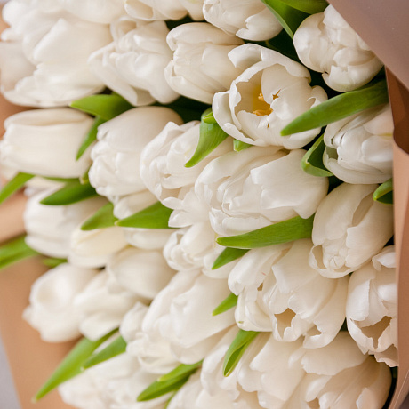 35 белых тюльпанов в красной шляпной коробке №106 - Фото 1