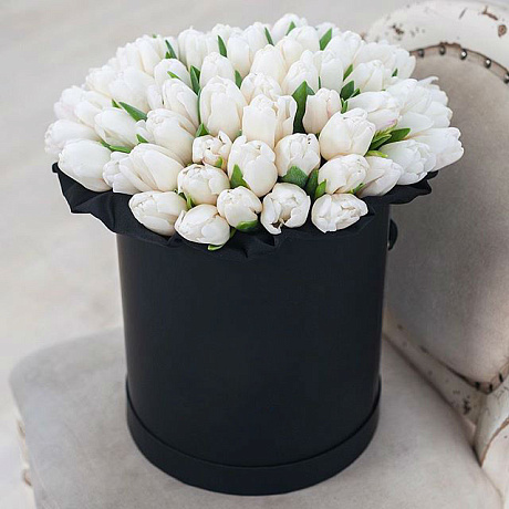 35 белых тюльпанов в черной шляпной коробке №105 - Фото 1
