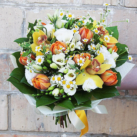 Букет цветов Бриошь из орхидеи, лизиантуса, фрезии, тюльпана и ромашки - Фото 1
