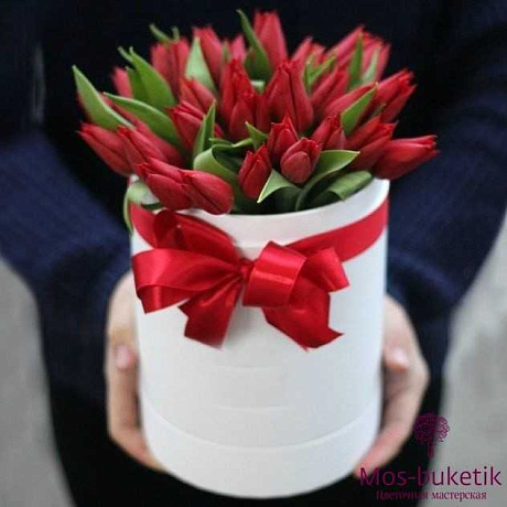 59 красных тюльпанов в большой белой шляпной коробке №503 - Фото 1