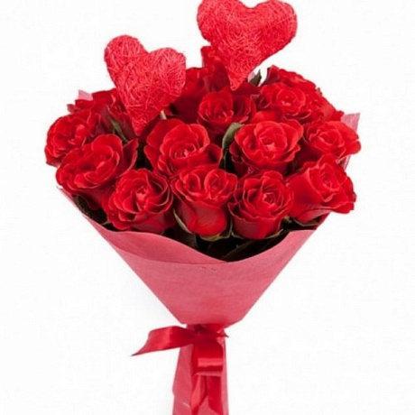 Букет из 17 красных роз с сердцами - Фото 1