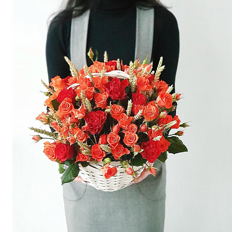 Яркая оранжевая корзина с розами - Фото 1