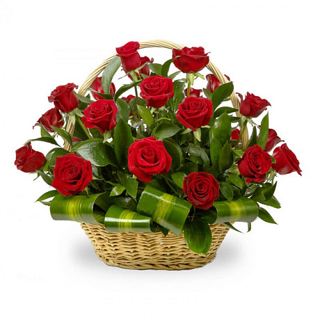 Корзина из 33 красных роз с зеленью - Фото 1