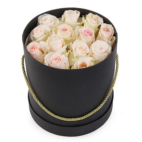 Букет из 15 кремовых роз в черной бархатной коробке - Фото 1