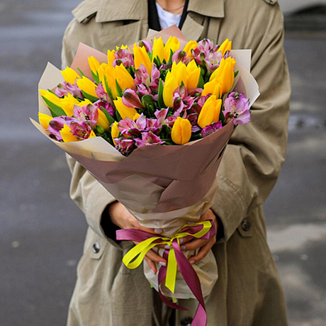 Яркий микс тюльпанов и Альстромерий - Фото 1